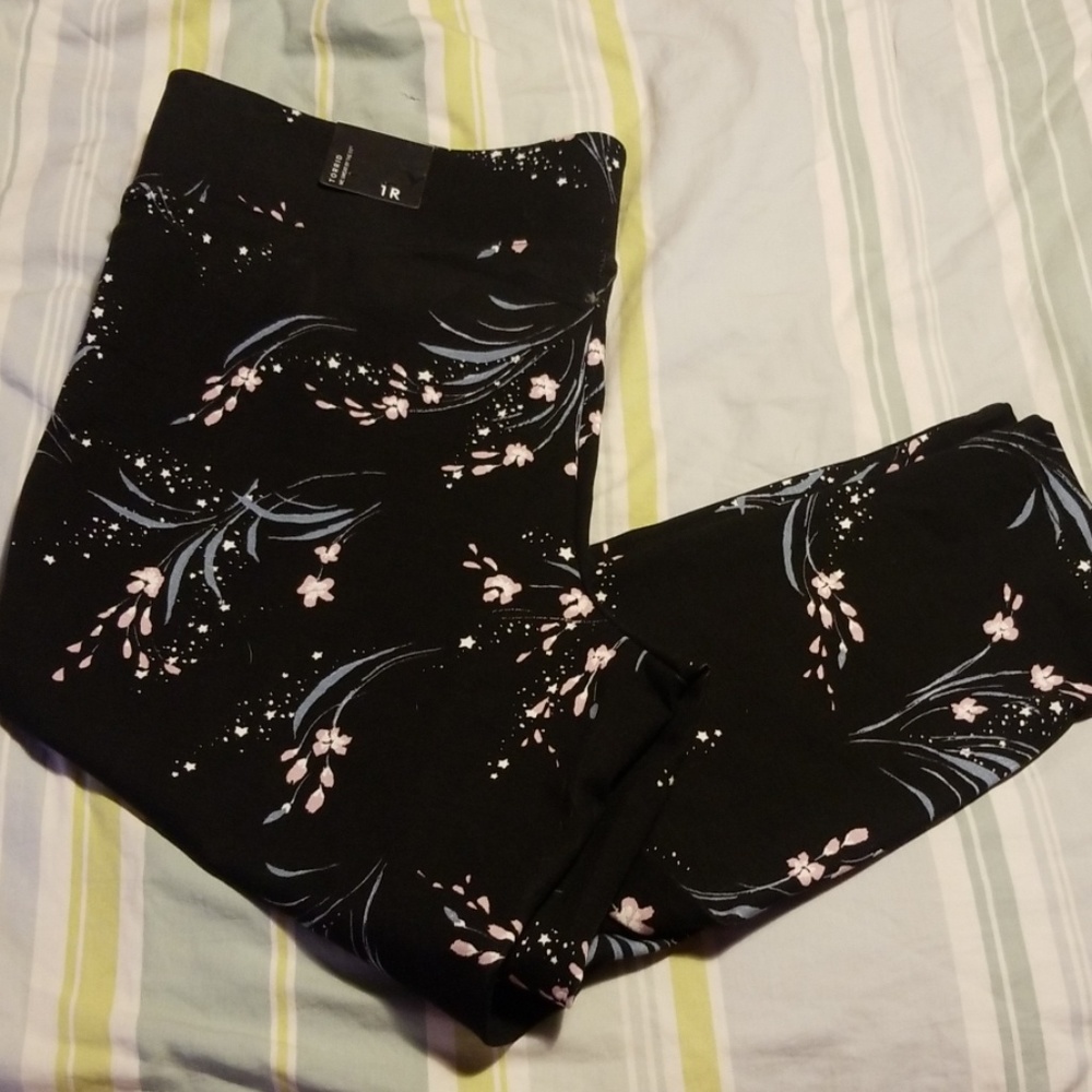 NWT Torrid workout capris in black and floral